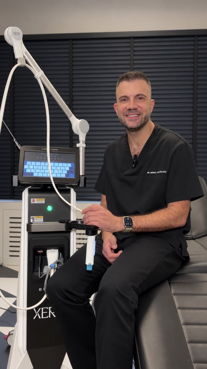 Il Dr. Marco Bartolucci accanto al dispositivo XERF
